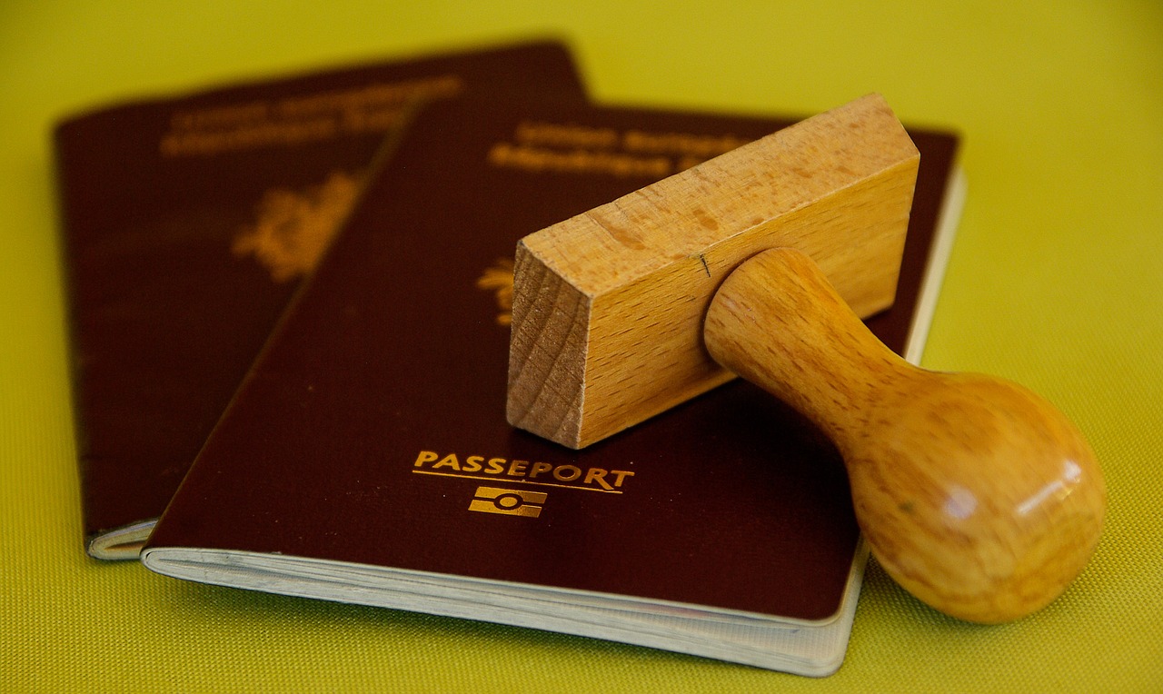 Χειροπέδες σε 23 αλλοδαπούς για πλαστά διαβατήρια στο Ηράκλειο