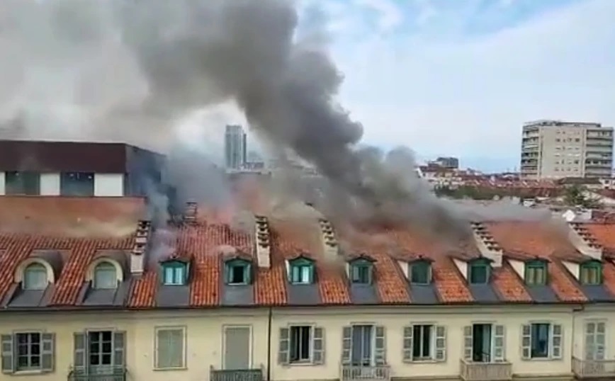 Φωτιά σε πολυκατοικία στο κέντρο του Τορίνο – Πέντε τραυματίες, απεγκλωβίστηκαν 60 άτομα