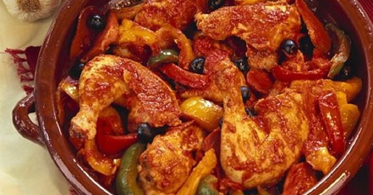 Κοτόπουλο κοκκινιστό με ελιές και πιπεριές