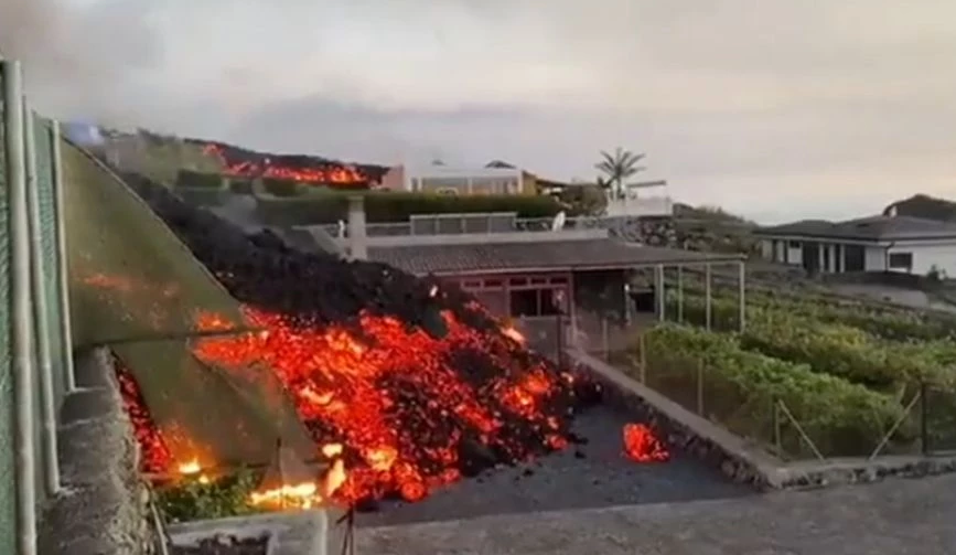 Σκηνές που κόβουν την ανάσα:Η λάβα «καταπίνει» σπίτια και δρόμους στη Λα Πάλμα (βιντεο)