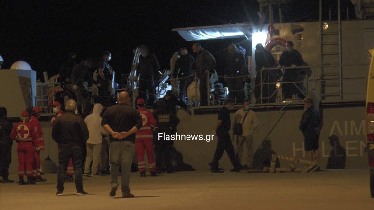 Μεταμεσονύχτιες ώρες έγινε η αποβίβαση των μεταναστών στην Παλαιόχωρα (φωτο)