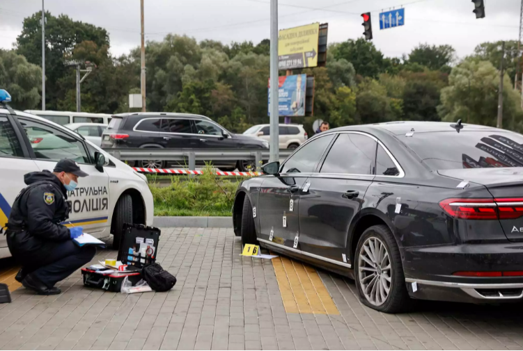 Ουκρανία: Απόπειρα δολοφονίας εναντίον συμβούλου του Ζελένσκι –«Γάζωσαν» το αυτοκίνητό του