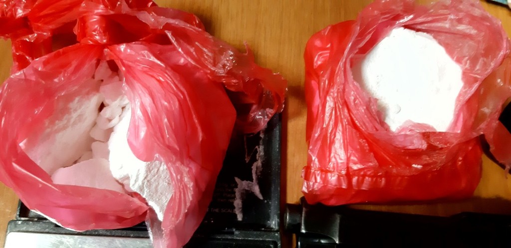 Φόδελε: 5 κιλά χασις και 300 γρ. κοκαΐνη βρήκαν κρυμμένα – Και ανήλικος στους συλληφθέντες