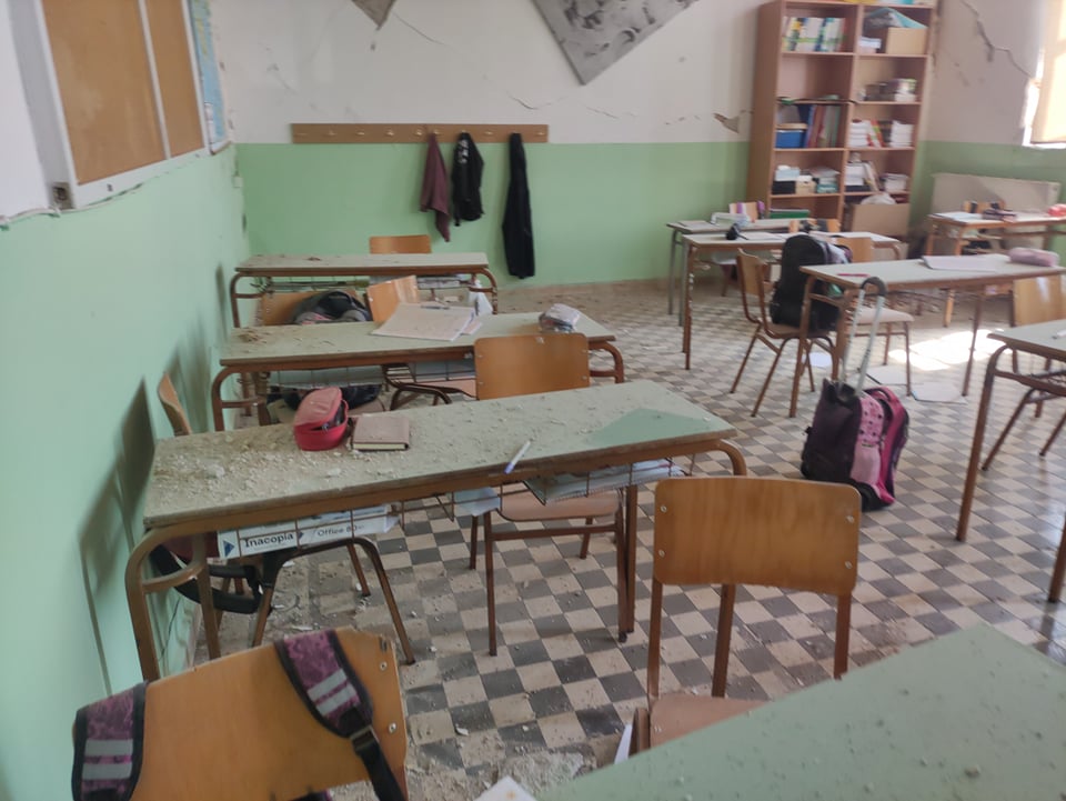 Ζημιές προκάλεσε ο σεισμός και στο Δημοτικό σχολείο Θραψανού (φωτο)