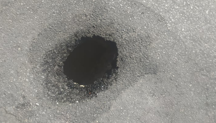 Μια τρύπα στο κέντρο των Χανίων περιμένει πότε θα την κλείσουν (φωτο)
