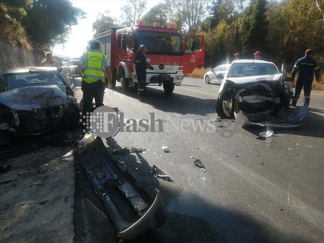 Τροχαίο ατύχημα στα Χανιά – Εγκλωβίστηκε οδηγός στην εθνική οδό – Τρεις τραυματίες (φωτο)
