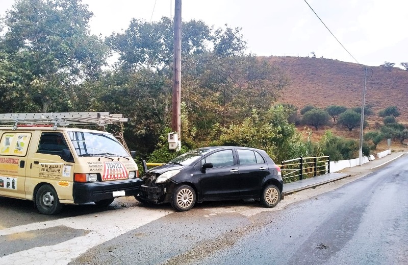 Τροχαίο στην Κίσαμο με τραυματία πεζό σε σύγκρουση δύο αυτοκινήτων (φωτο)