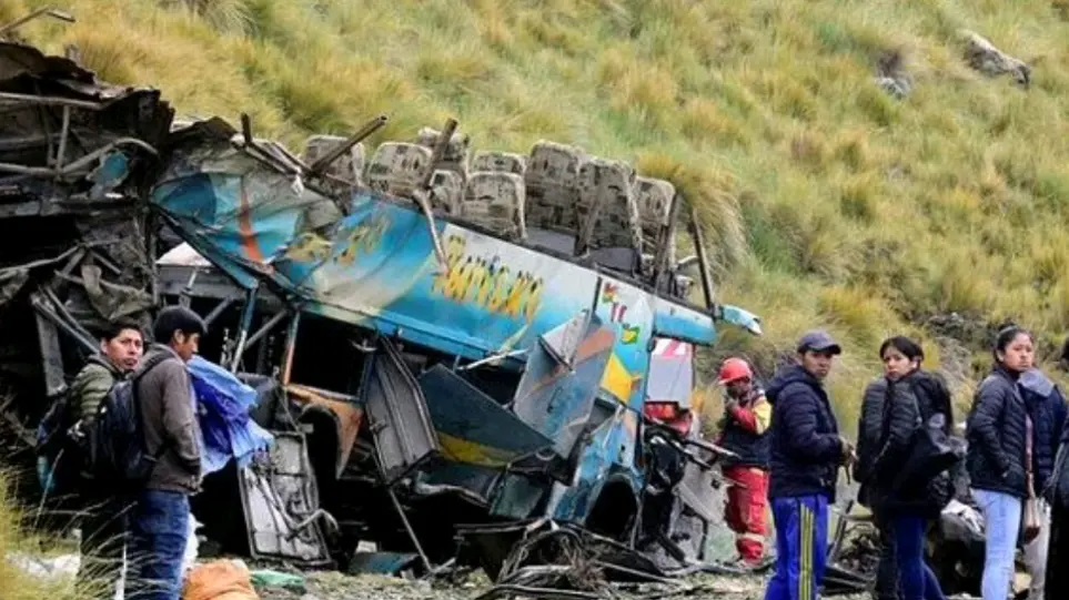 Τραγωδία στη Βολιβία: Λεωφορείο έπεσε σε γκρεμό – Στους 23 οι νεκροί, ανάμεσά τους παιδιά