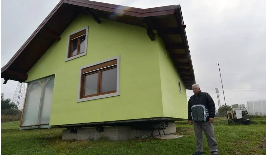 Βόσνιος κατασκεύασε περιστρεφόμενο σπίτι ως ένδειξη αγάπης για τη σύζυγό του