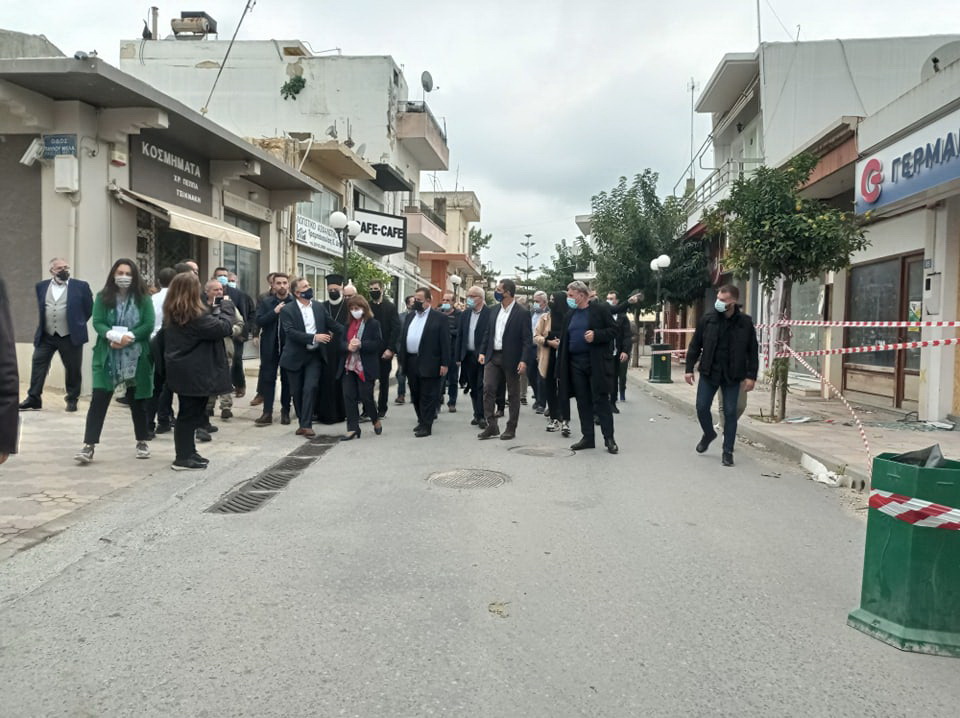 Με τους σεισμόπληκτους στο Ηράκλειο η Πρόεδρος της Δημοκρατίας (φωτο)
