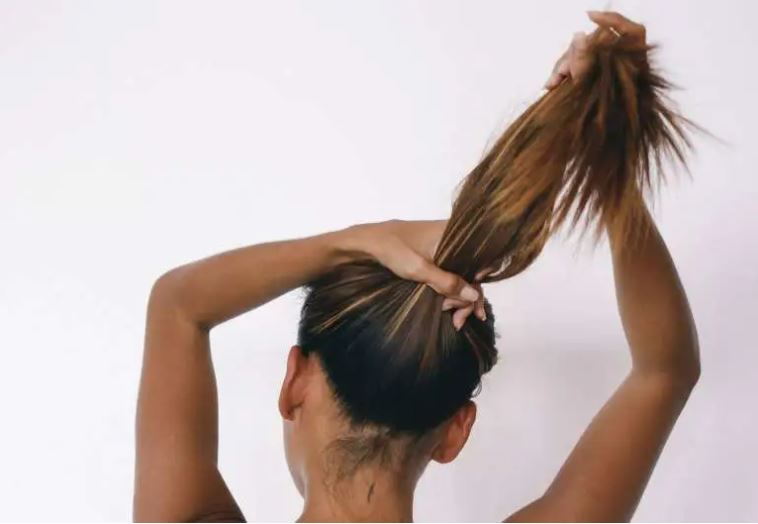Τι να προσέχετε αν πιάνετε τα μαλλιά σας ψηλά