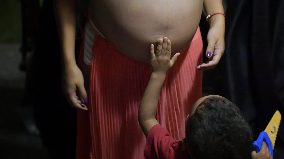 Κορονοϊός – Εμβόλιο και εγκυμοσύνη: Δεν αυξάνεται ο κίνδυνος αποβολής