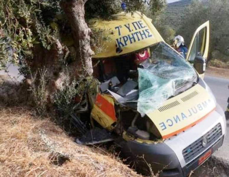 Τροχαίο ατύχημα με το ασθενοφόρο του Κ.Υ. Κισάμου (φωτο)