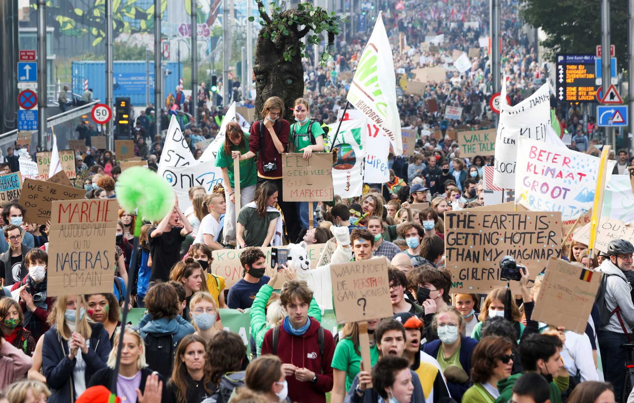 Βέλγιο: Δεκάδες χιλιάδες διαδηλωτές στη μεγάλη πορεία για το κλίμα στις Βρυξέλλες