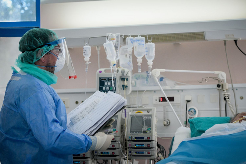 Έτοιμο να ανοίξει επιπλέον ΜΕΘ στη Θεσσαλονίκη το υπουργείο Υγείας – Γεμάτα τα νοσοκομεία