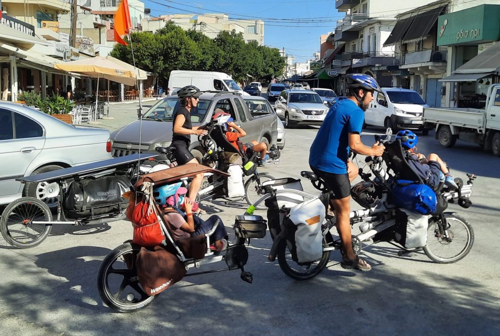 Στην Κρήτη ζευγάρι Γάλλων με 3 παιδιά που κάνει το γύρο της Ευρώπης με 2 ποδήλατα (φωτο)