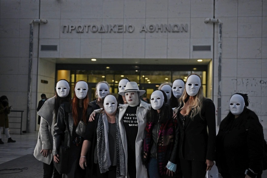 Επίθεση με βιτριόλι: Η δικαίωση της Ιωάννας – Φίλες της με μάσκες στο πλευρό της