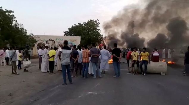 Στρατιωτικό πραξικόπημα στο Σουδάν – Διαδηλωτές στους δρόμους – Υπό κράτηση ο πρωθυπουργός