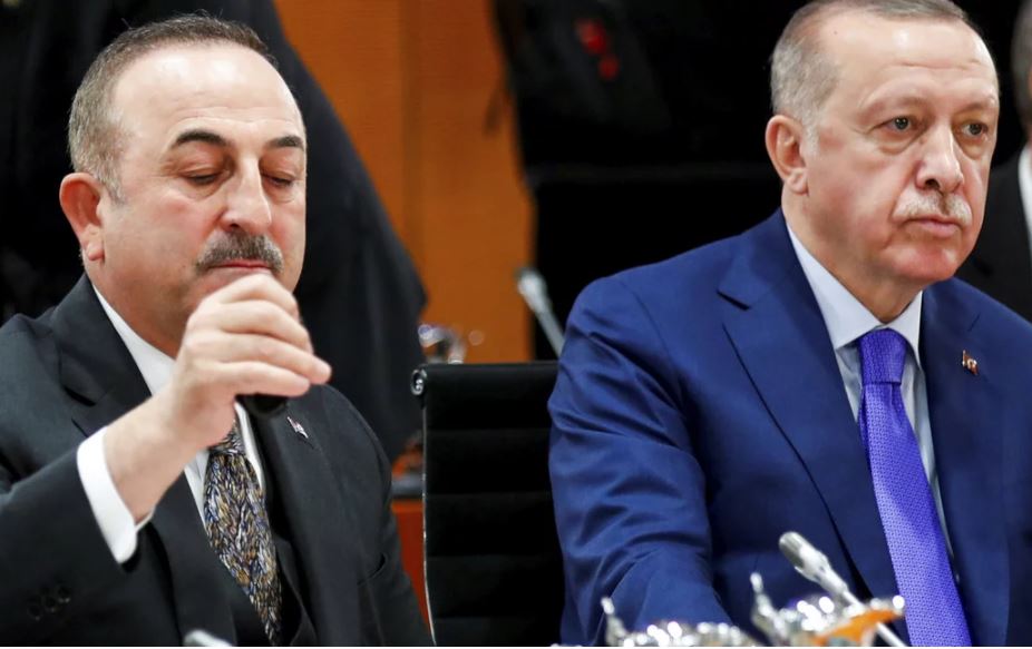 Ο Τσαβούσογλου απείλησε τον Ερντογάν ότι θα παραιτηθεί για την κρίση με τους πρέσβεις