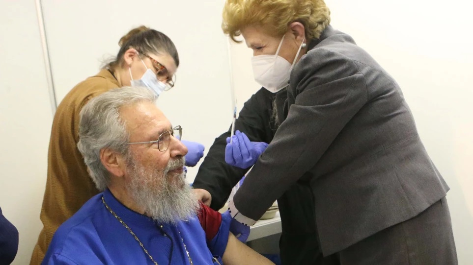 Ο Αρχιεπίσκοπος Κύπρου έκανε την τρίτη δόση και καλεί τον κόσμο να εμβολιαστεί