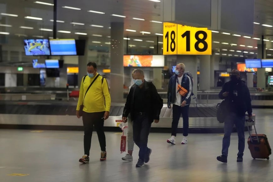 Μετάλλαξη Όμικρον – Ολλανδία: Εντοπίστηκε σε 13 από 61 επιβάτες που είχαν βρεθεί θετικοί