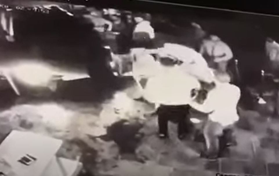 Το άγριο ξύλο που ακολούθησε της εισβολής του αγροτικού στο μπαρ του Ρεθύμνου (βίντεο)