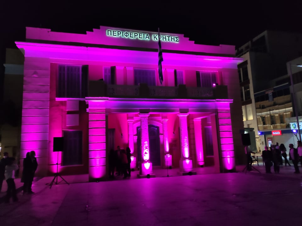 Στα ροζ η Περιφέρεια Κρήτης – Μήνυμα για την πρόληψη του καρκίνου του μαστού