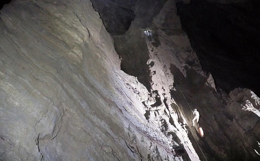 Πώς μοιάζει η εμπειρία κατάβασης στο βαθύτερο σπήλαιο του κόσμου