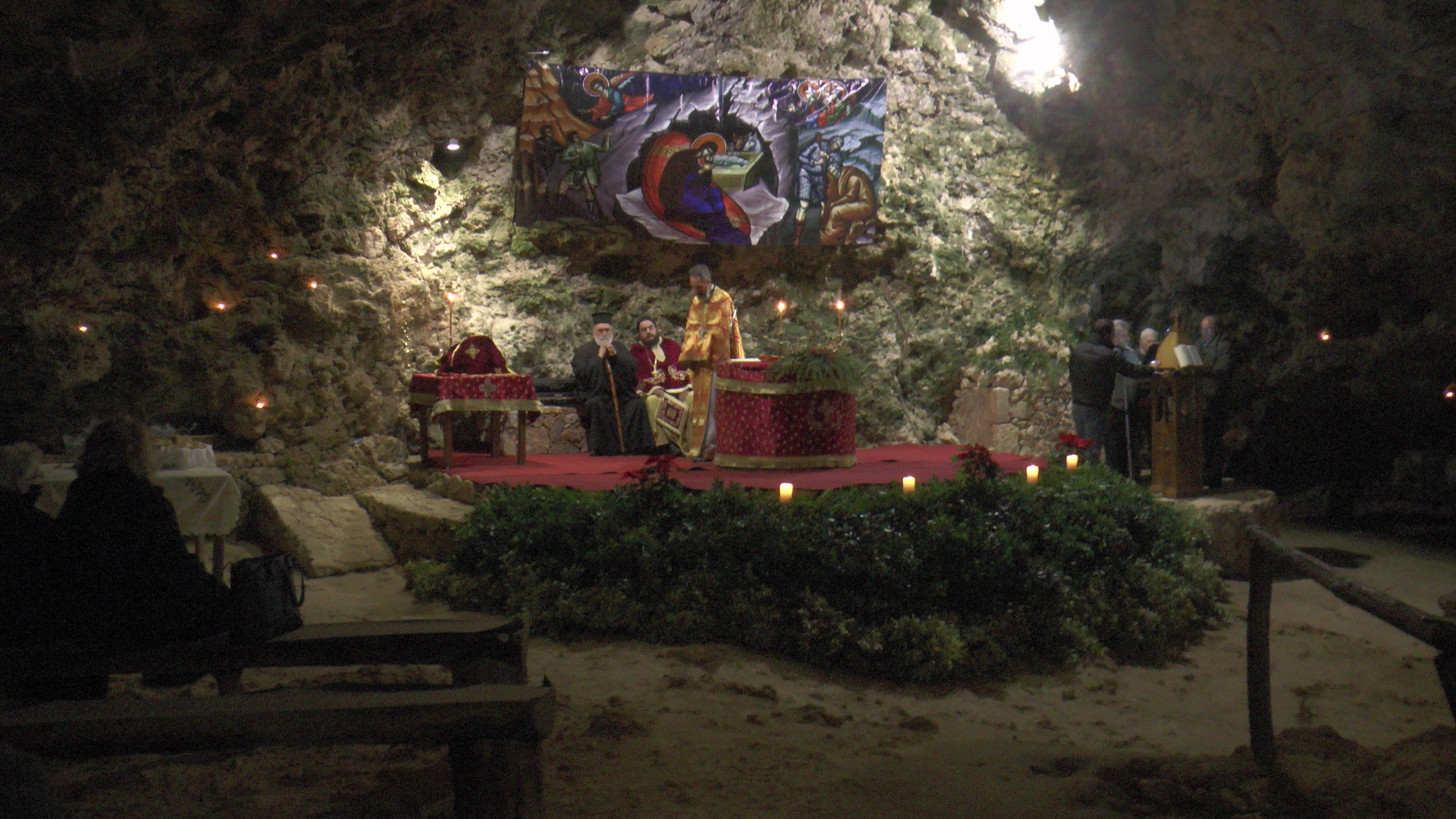 Σε κλίμα κατάνυξης η λειτουργία στη σπηλιά Μαραθοκεφάλας στο Κολυμπάρι (φωτο)