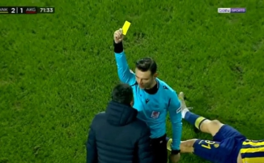 Διαιτητής έδειξε κίτρινη κάρτα σε τραυματιοφορέα – Έγινε και αυτό στην Τουρκία