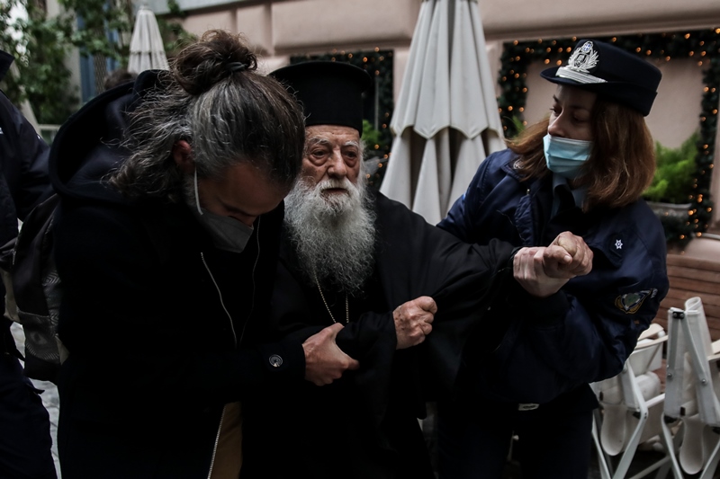«Πάπα είσαι αιρετικός»: Ιερέας φώναξε στον Ποντίφικα μπροστά από την Αρχιεπισκοπή Αθηνών
