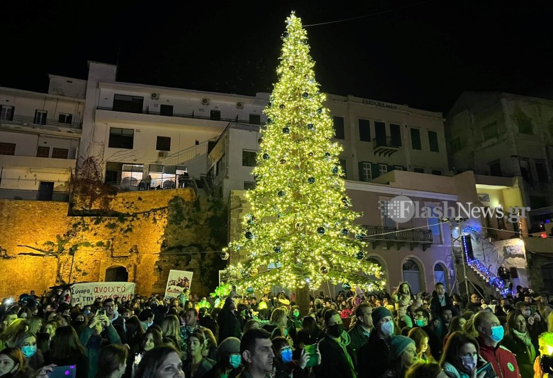Φαντασμαγορικό το άναμμα του χριστουγεννιάτικου δένδρου του Δήμου Χανίων (φωτο – βίντεο)