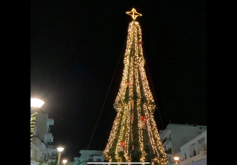 Φωταγωγήθηκε το χριστουγεννιάτικο δέντρο στην πόλη της Ιεράπετρας