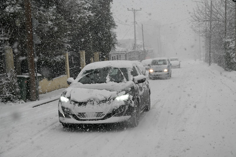 Χιόνια στην Αττική – Ποιοι δρόμοι είναι κλειστοί