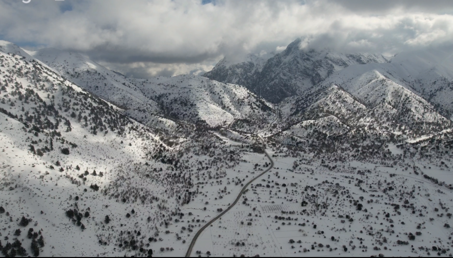 Εντυπωσιακά πλάνα από drone από τον χιονισμένο Ομαλό (βιντεο)