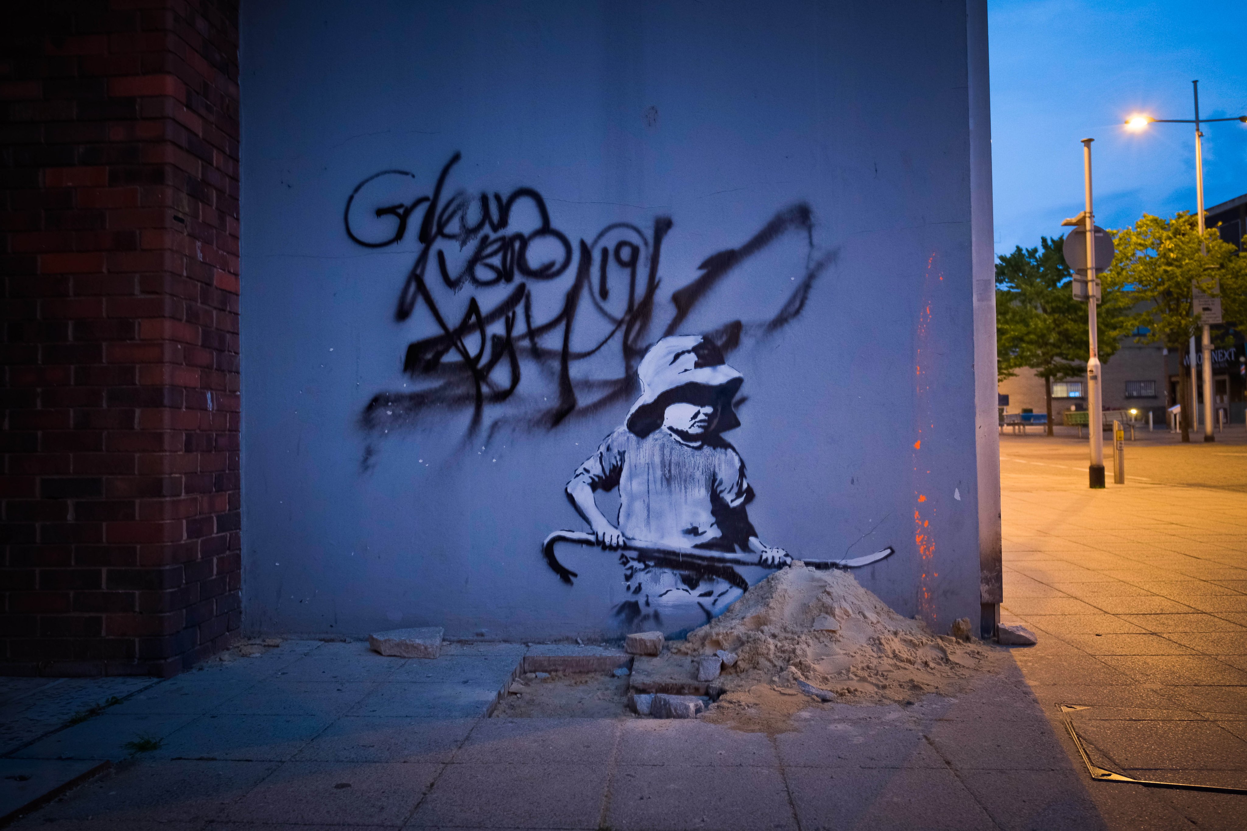 Ιδιοκτήτης ακινήτου αφαίρεσε τοίχο με έργο του Banksy που μπορούσε να πουληθεί ως 2,4 εκ€