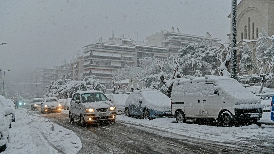 Χιονίζει στην Αττική – Κλειστή η εθνική οδός Αθηνών – Λαμίας για τα φορτηγά