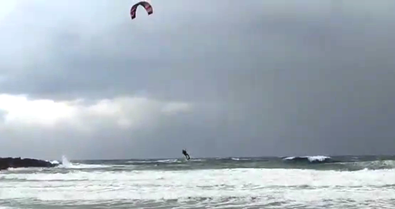 Απίστευτες εικόνες !  Kite surfer δαμάζει τα κύματα σε παραλία των Χανίων (βίντεο)