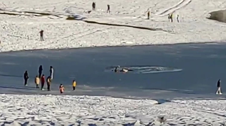 Η στιγμή που σπάει ο πάγος στη λίμνη Πλαστήρα – Επισκέπτες βρέθηκαν να κολυμπούν στο νερό