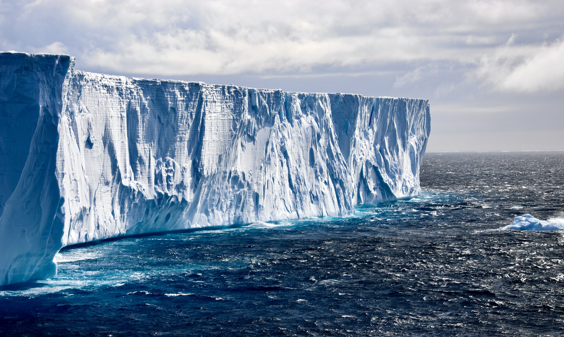 Ανταρκτική: Τεράστιο παγόβουνο «απελευθέρωσε» 152 δισ τόνους νερού