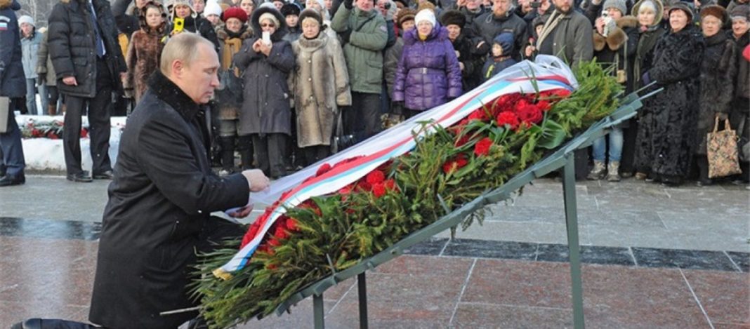 Ο Πούτιν τίμησε τη μνήμη των θυμάτων της πολιορκίας του Λένινγκραντ