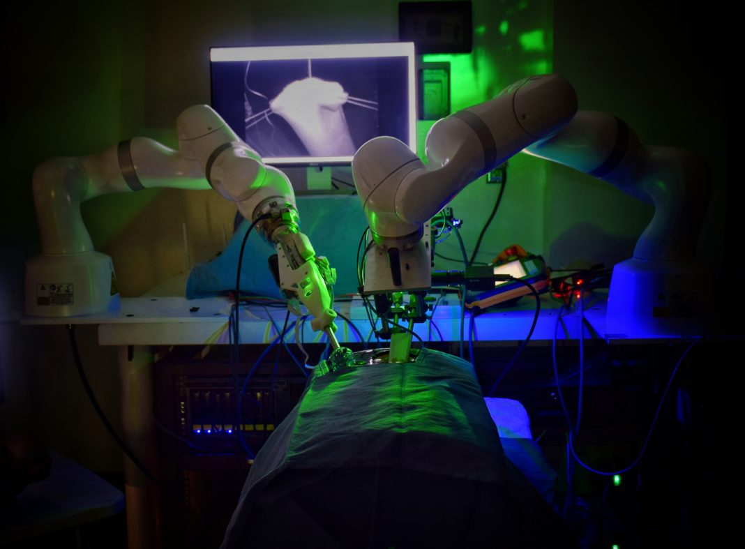 ΗΠΑ: Ρομπότ πραγματοποίησε την πρώτη λαπαροσκοπική χειρουργική επέμβαση σε έντερο