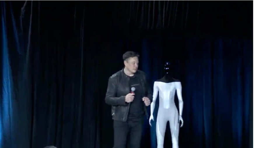 Tesla: Φτιάχνει ρομπότ σε μέγεθος ανθρώπου που «μπορεί να λύσει την έλλειψη δυναμικού»