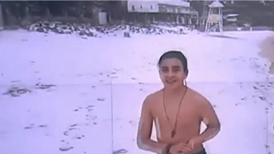 Μύκονος: Έκανε μπάνιο στη χιονισμένη Ψαρρού μπροστά στην κάμερα (βίντεο)