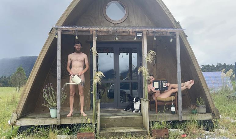 Το ζευγάρι που ποζάρει γυμνό για να πουλήσει το σπίτι των 28 τετραγωνικών του