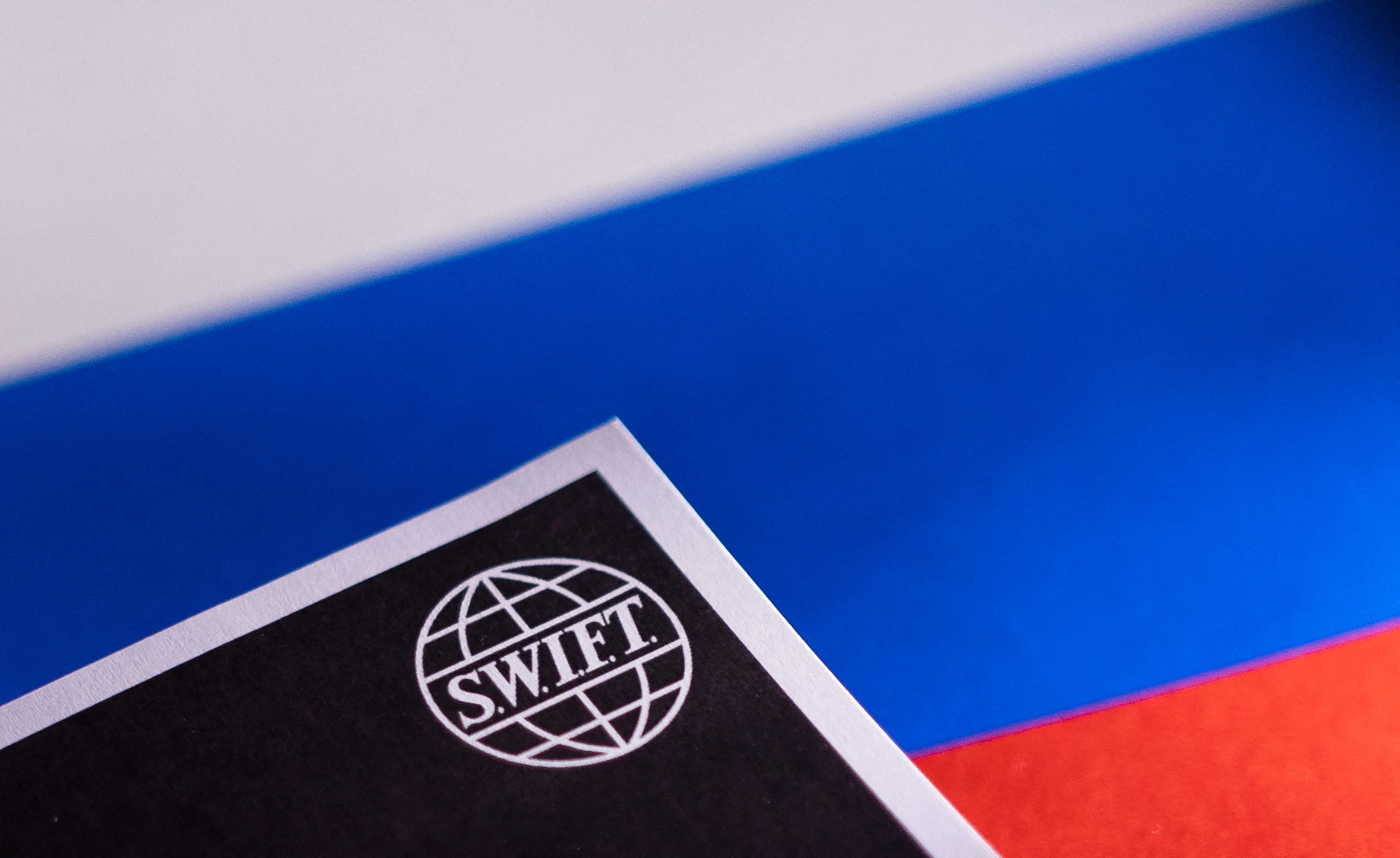 Τι είναι το SWIFT – Πώς θα επηρέαζε τη Ρωσία ο αποκλεισμός της – Οι γενικές επιπτώσεις