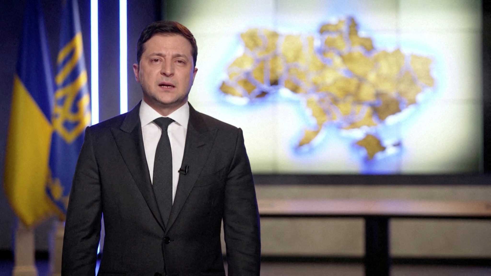 Εισβολή στην Ουκρανία: Δραματικό διάγγελμα Ζελένσκι – «Μείνετε δυνατοί, θα νικήσουμε»