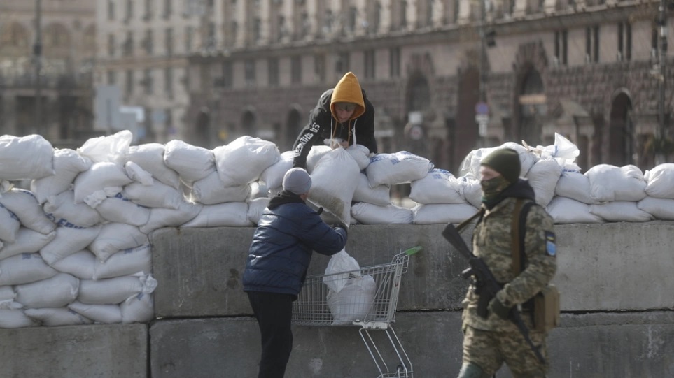 Ουκρανία: Κρεμούν κούκλες με στρατιωτικές στολές Ρώσων έξω από το Κίεβο