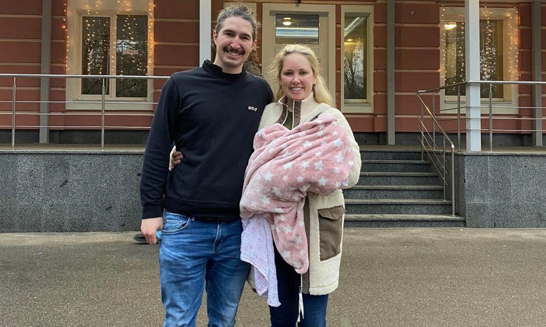 Ουκρανία: Ζευγάρι Αμερικανών διασώθηκε περπατώντας για ώρες με το 4 ημερών μωρό του