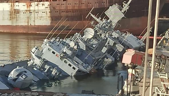 Η Ουκρανία βύθισε τη ναυαρχίδα του Πολεμικού Ναυτικού της για να μην πέσει στα χέρια Ρώσων